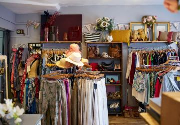 Brechós são uma alternativa para adquirir roupas mais baratas - Foto: Shutterstock
