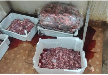 Carne apreendidas no local 