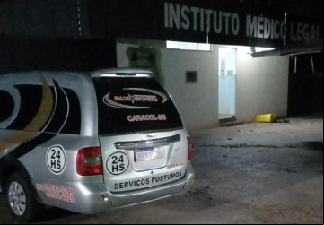 Veículo da Pax em frente ao IML 