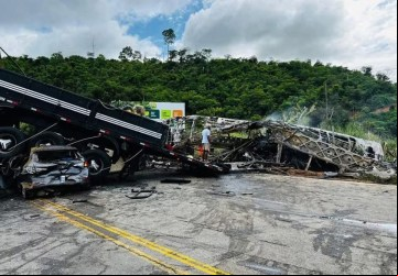 Veículos ficaram destruídos. (Corpo de bombeiros) 