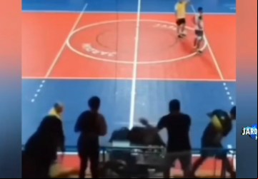 Confusão em quadra. (Reprodução) 